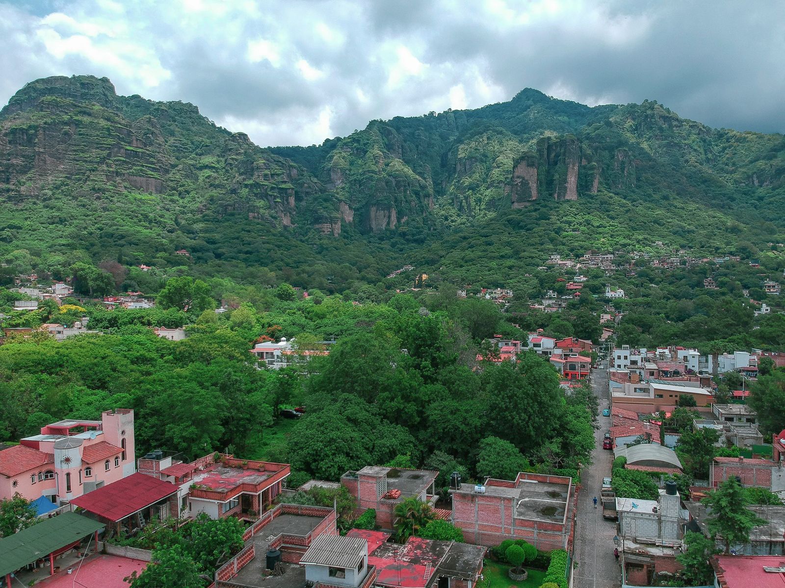 Vista aérea del pueblo de Tepoztlán al pie de los cerros