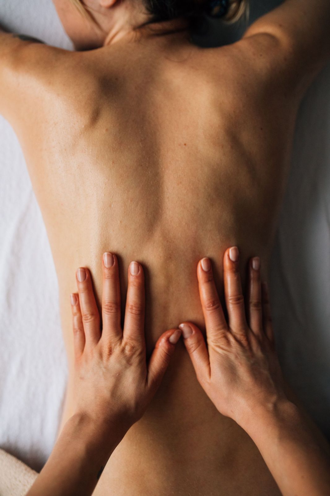 Manos de un terapeuta trabajando la zona lumbar