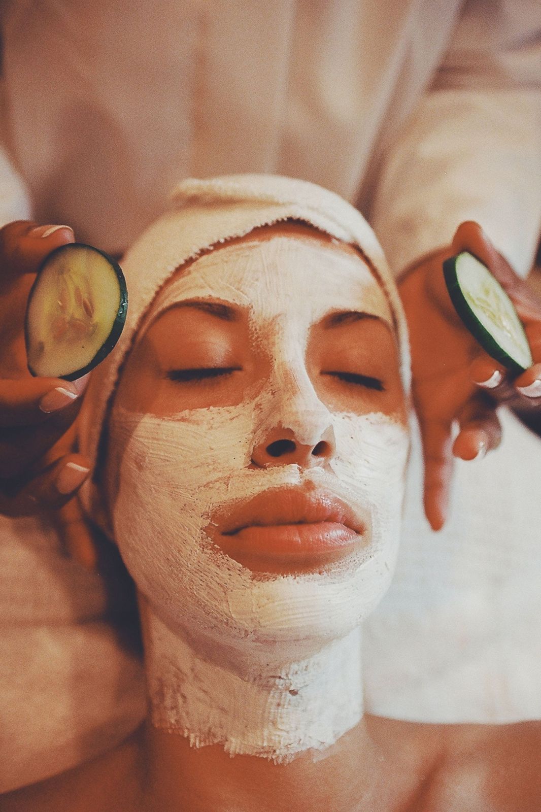 Tratamiento facial con mascarilla y rodajas de pepino