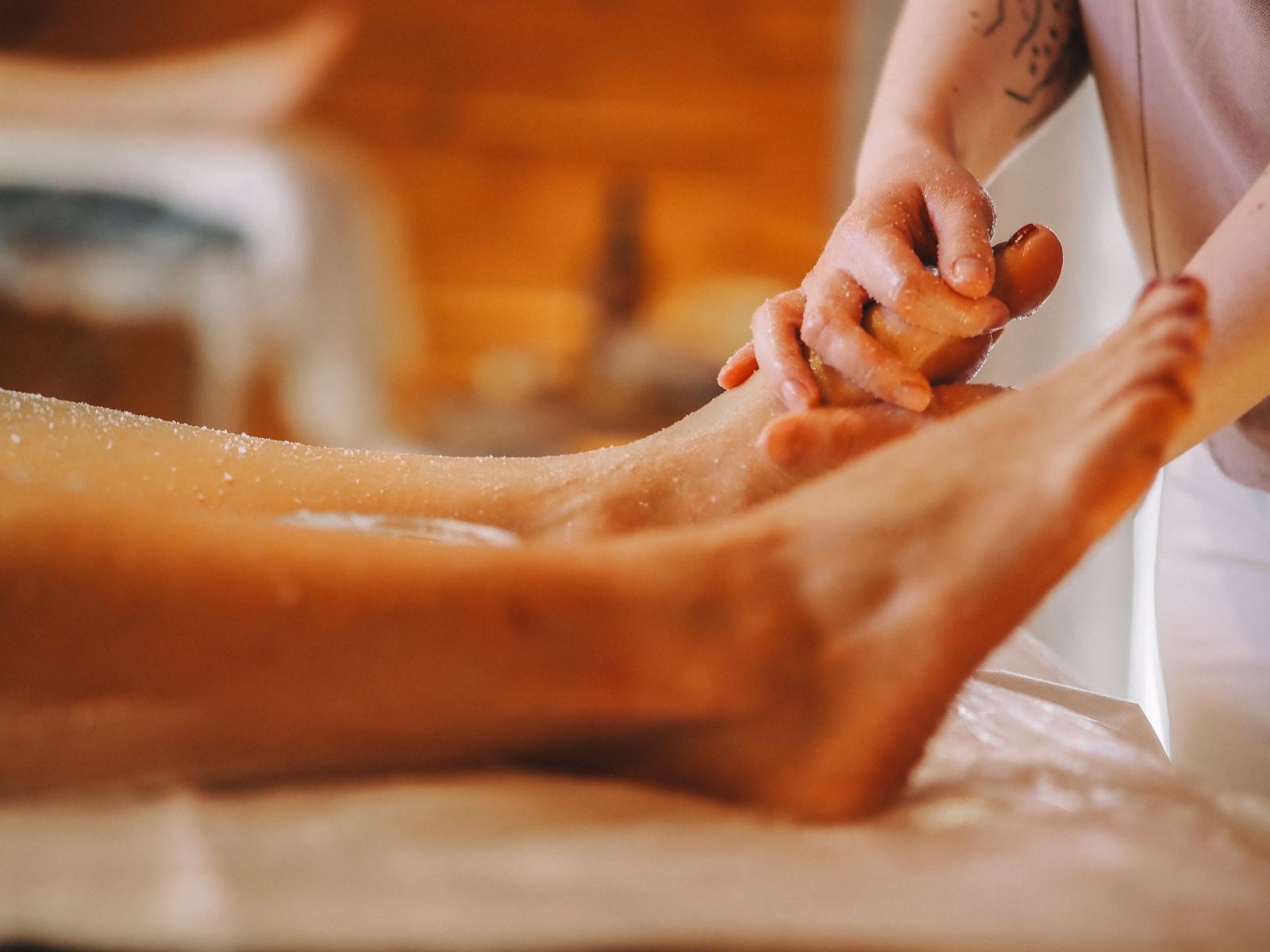Exfoliación con sal y masaje de pies